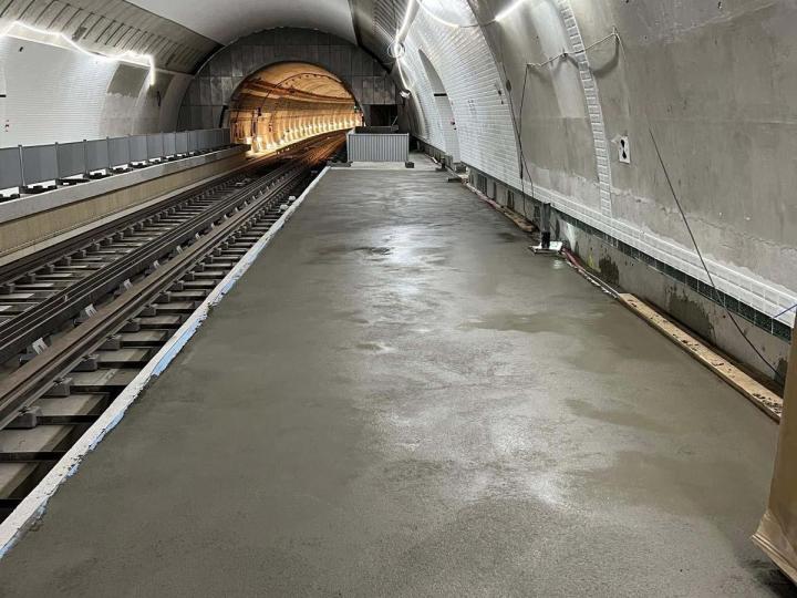 Un expert en pose de revêtements de sol.